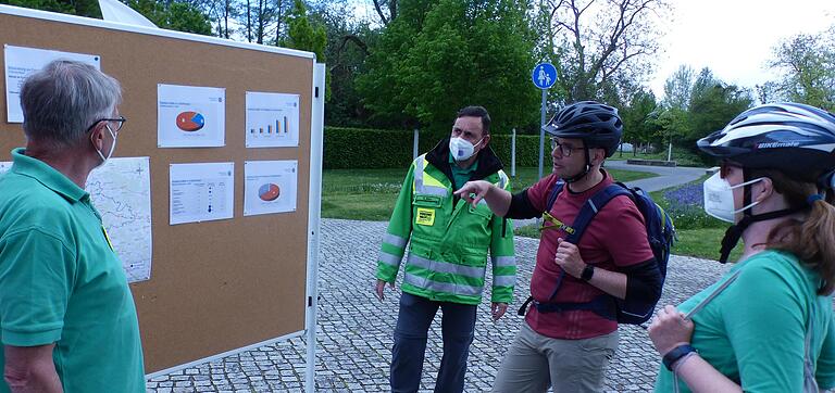 Bernhard Bätz (Bildmitte) von der Verkehrswacht erklärt Fahrradtouristen die Unfallstatistiken. Bernhard Bätz (Bildmitte) von der Verkehrswacht erklärt Fahrradtouristen die Unfallstatistiken.