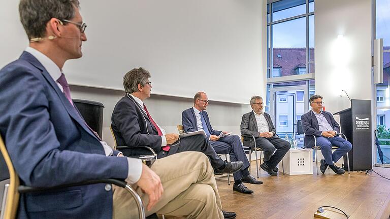 Expertengespräch zum Thema assistierter Suizid im Würzburger Burkardushaus (von links): Der Theologe Prof. Jochen Sautermeister,&nbsp;der Philosoph Prof. Jörn Müller, Moderator Dr. Stefan Meyer-Ahlen, der Arzt Dr. Rainer Schäfer und der Jurist Prof. Eric Hilgendorf.