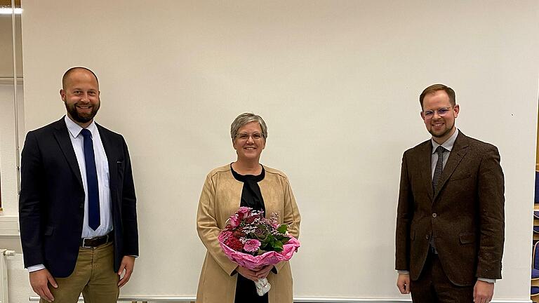 Dr. Sascha Genders (von links), stellvertretender Hauptgeschäftsführer IHK Würzburg-Schweinfurt verabschiedet Anja Binder, Geschäftsführerin Stadtwerke Hammelburg, aus dem Gremialausschuss. Jan-Markus Momberg, Geschäftsführer IHK-Gremialausschuss Bad Kissingen, bedankt sich ebenfalls für Binders Engagement. Sie war jahrelang Vorsitzende des Gremialausschusses Bad Kissingen.       -  Dr. Sascha Genders (von links), stellvertretender Hauptgeschäftsführer IHK Würzburg-Schweinfurt verabschiedet Anja Binder, Geschäftsführerin Stadtwerke Hammelburg, aus dem Gremialausschuss. Jan-Markus Momberg, Geschäftsführer IHK-Gremialausschuss Bad Kissingen, bedankt sich ebenfalls für Binders Engagement. Sie war jahrelang Vorsitzende des Gremialausschusses Bad Kissingen.