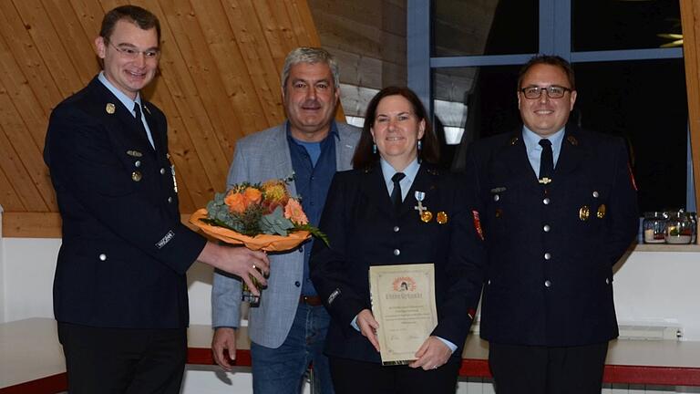 Kommandant Michael Knauer, Bürgermeister Thomas Benkert, Ehrenvorsitzende Katja Hessenauer, Vorsitzender Benedikt Peter (von links nach rechts) bei der Ernennung zur Ehrenvorsitzenden.