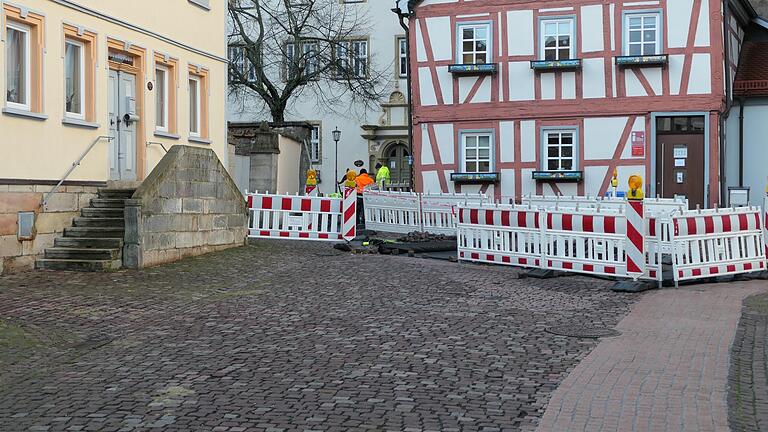 Auch eine kleine Maßnahme für mehr Lebensqualität in Bischofsheim: Aktuell laufen die abschließenden Arbeiten, Kirche, Rathaus oder Rentamt durch ein neues Pflasterband - zum Beispiel für Rollatornutzer - einfacher erreichbar zu machen. Auch eine kleine Maßnahme für mehr Lebensqualität in Bischofsheim: Aktuell laufen die abschließenden Arbeiten, Kirche, Rathaus oder Rentamt durch ein neues Pflasterband - zum Beispiel für Rollatornutzer - einfacher erreichbar zu machen.