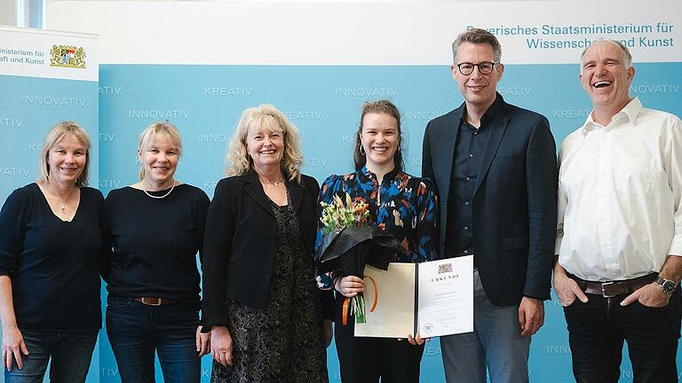 Preisträgerin Maria Sauer&nbsp;mit Familie und Wissenschaftsminister Markus Blume.