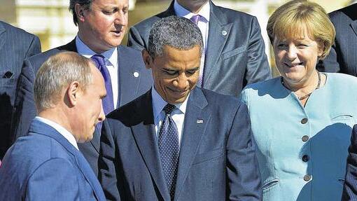 Keine Annäherung: Kremlchef Wladimir Putin (links) und US-Präsident Barack Obama konnten sich in St. Petersburg in der Syrienfrage nicht einigen. Das Bild entstand bei der Aufstellung zum G20-Gruppenfoto mit Angela Merkel und dem britischen Regierungschef David Cameron (hinten).