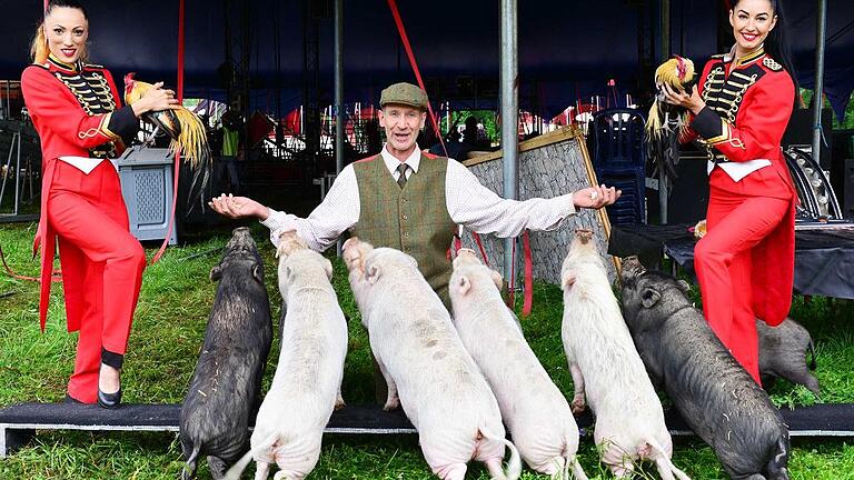 Wer diese drolligen Schweine sieht, wird gewiss seinen Spaß an dieser Dressurnummer haben. Und auch die beiden Damen mit den Hähnen auf dem Arm sind im Programm zu sehen.