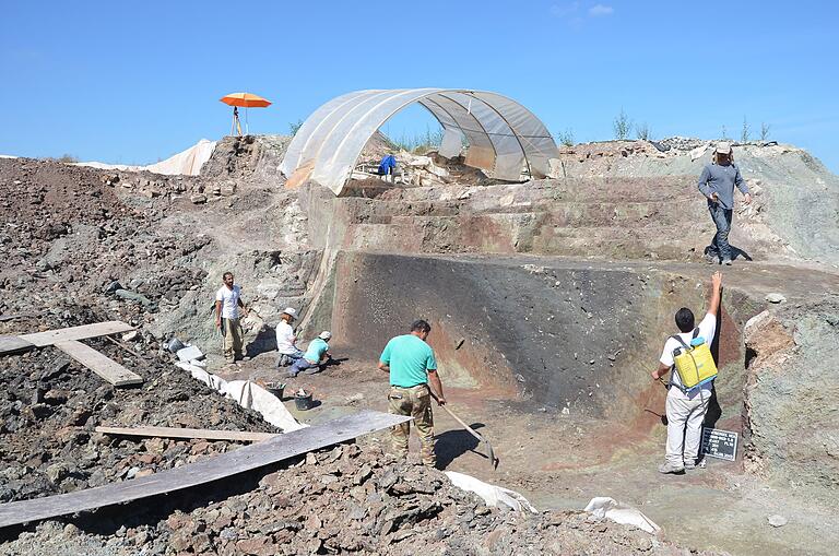 Archäologen, Bodenkundler und Denkmalpfleger graben und forschen gemeinsam in der Windsheimer Bucht.