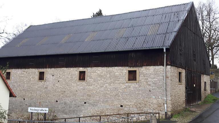 Lange Jahre beschäftigte die Friedhofsscheune Stadtrat und Bürger in Marktbreit. Jetzt beschloss der Rat, das Gebäude abzureißen und Parkplätze zu schaffen.