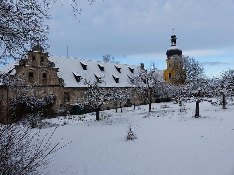 Idyllischer Blick von hinten auf das Schlossgebäude im Schnee.