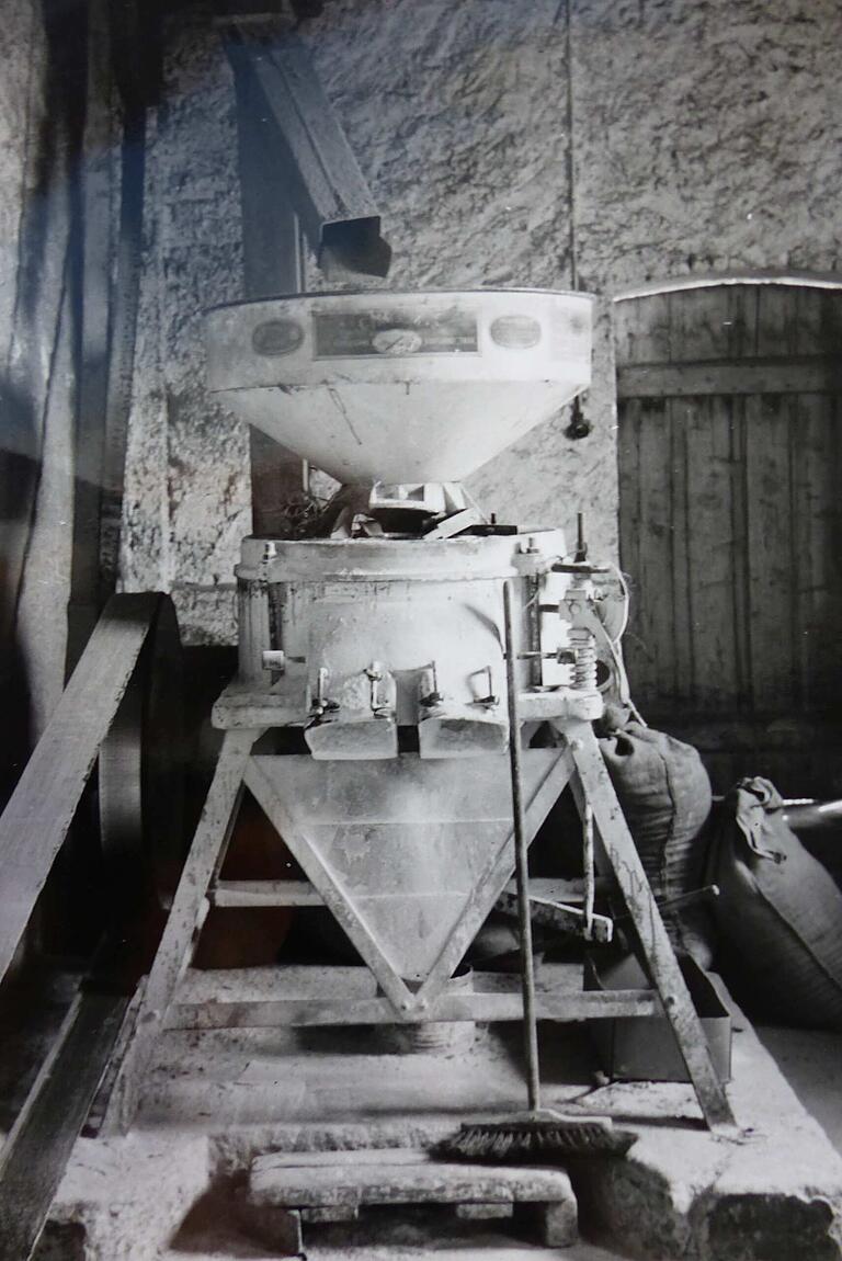 Diese Schrotmühle stand in der Dreschhalle zum Schroten des Getreides bereit. Diese Schrotmühle stand in der Dreschhalle zum Schroten des Getreides bereit.