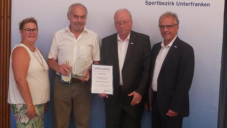 Auf dem Foto von links: Alexandra Kronen (stv. BLSV-Bezirksvorsitzende), Wolfgang Rudolph, Karl-Heinz Hübner (stv. BLSV-Bezirksvorsitzender), Klaus Greier (BLSV-Kreis- und Bezirksvorsitzender). Auf dem Foto von links: Alexandra Kronen (stv. BLSV-Bezirksvorsitzende), Wolfgang Rudolph, Karl-Heinz Hübner (stv. BLSV-Bezirksvorsitzender), Klaus Greier (BLSV-Kreis- und Bezirksvorsitzender).