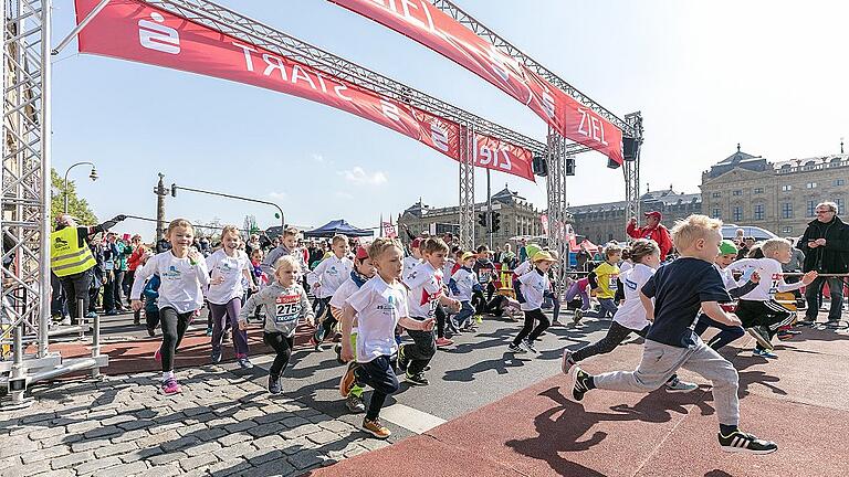 Schnupperlauf für Kinder beim Würzburger Residenzlauf. Schnupperlauf für Kinder beim Würzburger Residenzlauf.