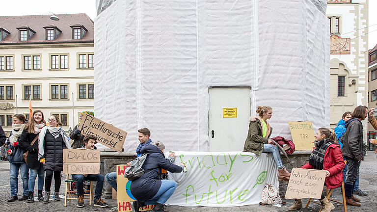 Auch diese Woche standen wieder einige Schüler am Vierröhrenbrunnen, um im Rahmen der 'fridaysforfuture'-Bewegung gegen den Klimawandel und dessen Folgen zu demonstrieren. Auch diese Woche standen wieder einige Schüler am Vierröhrenbrunnen, um im Rahmen der 'fridaysforfuture'-Bewegung gegen den Klimawandel und dessen Folgen zu demonstrieren.