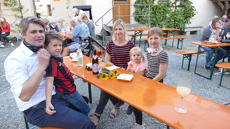 Auch Bürgermeister Michael Kraus und Ehefrau Simone genossen mit Maximilian, Anna und Sarah das beieinander Hocken, wobei sich der Stadtchef auch unters Volk mischte und für manches Anliegen ein offenes Ohr hatte Auch Bürgermeister Michael Kraus und Ehefrau Simone genossen mit Maximilian, Anna und Sarah das beieinander Hocken, wobei sich der Stadtchef auch unters Volk mischte und für manches Anliegen ein offenes Ohr hatte