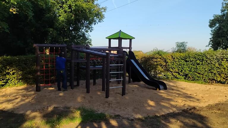Der sanierte Spielplatz in Rügshofen ist von der Prüfung ohne Beanstandung für die Nutzung freigegeben worden und kann ab sofort betreten und benutzt werden. Der sanierte Spielplatz in Rügshofen ist von der Prüfung ohne Beanstandung für die Nutzung freigegeben worden und kann ab sofort betreten und benutzt werden.