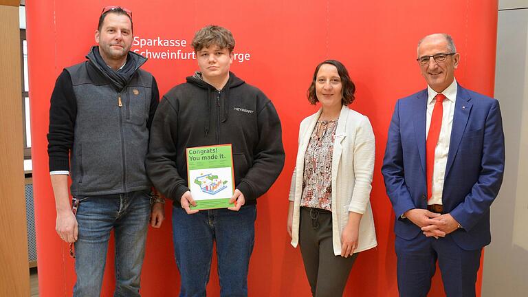 Das Foto zeigt  das erstplatzierte Team im Ranking Depotgesamtwert von der Realschule Ebern: Christian Buck (betreuende Lehrkraft, von links), Felix Schwarze (Team „Philipp und Felix“), Kathrin Mehrl (Spielleiterin) und Roberto Nernosi (Vorstandsmitglied).