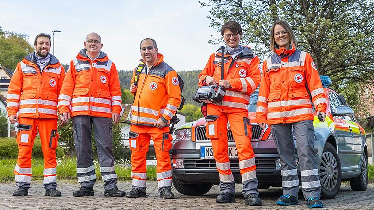 Sie sind oft schneller als der Rettungsdienst: Felix Frank, Rainer Heller, Stephan Ebert (Gruppenleiter), Jeannette Fischer, Rita Morgenroth (von links) aus Neustadt am Main haben sich in 200 Stunden ehrenamtlich zu 'Helfern vor Ort' ausbilden lassen.&nbsp;