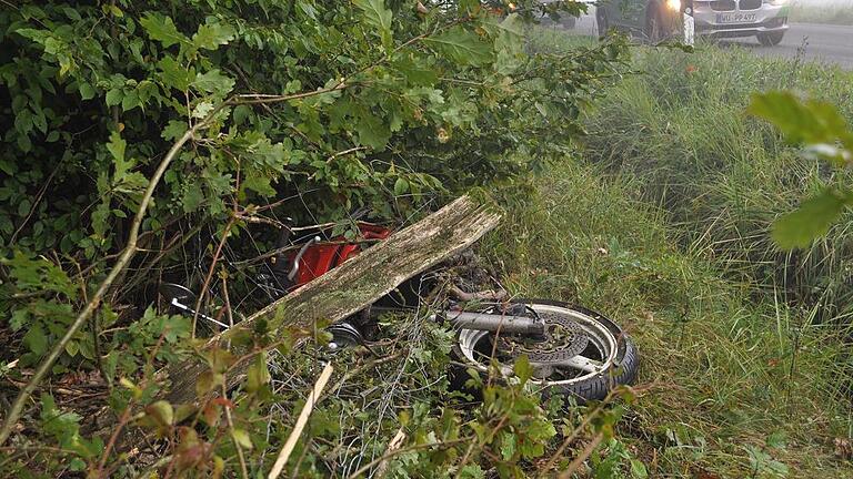 17-jähriger Motorradfahrer tot       -  (gh)   Ein Jogger hat am Sonntagmorgen ein verunglücktes Motorrad entdeckt. Für den 17-jährigen Fahrer aus dem Landkreis Haßberge kam jede Hilfe zu spät. Ein Notarzt konnte nur noch den Tod des Jugendlichen feststellen, berichtet das Polizeipräsidium Unterfranken. Derzeit gibt es keine Hinweise auf eine Fremdbeteiligung. Der genaue Unfallzeitpunkt könnte einige Stunden zurückliegen. Der exakte Unfallhergang ist nun Gegenstand der Ermittlungen, die von der Polizeiinspektion Ebern geführt werden. Nach dem derzeitigen Stand der Ermittlungen deutet vieles darauf hin, dass der 17-Jährige von Losbergsgereuth nordwärts Richtung Ebern unterwegs war. Offenbar kam er im Bereich einer Rechtskurve links von der Straße ab. Der Jugendliche schleuderte ins Unterholz und wurde so schwer verletzt, dass er noch an Ort und Stelle verstarb. Die Kreisstraße blieb im Bereich der Unfallstelle für die Dauer der Unfallaufnahme komplett gesperrt.