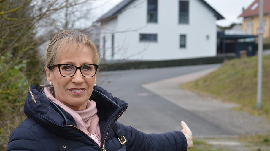 Zweite Bürgermeisterin Judith Dekant ist der Ansicht, dass in Rothhausen unbedingt eine Zufahrt von der Staatsstraße 2281 aus zum Baugebiet 'Unterer Berg' (im Bild) geschaffen werden muss.  Foto: Isolde Krapf       -  Zweite Bürgermeisterin Judith Dekant ist der Ansicht, dass in Rothhausen unbedingt eine Zufahrt von der Staatsstraße 2281 aus zum Baugebiet 'Unterer Berg' (im Bild) geschaffen werden muss.  Foto: Isolde Krapf