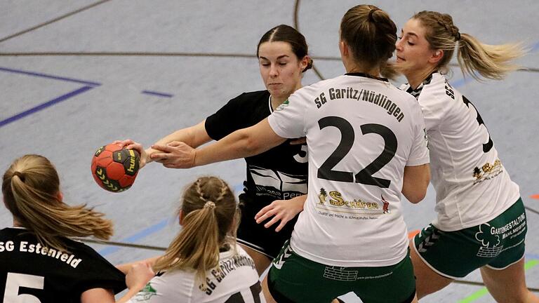 Sophie Hippler, Pia Steinegger und Theresa Kleinhenz von der SG Garitz/Nüdlingen stemmen sich gegen die in diesem Match übermächtige TSG Estenfeld.       -  Sophie Hippler, Pia Steinegger und Theresa Kleinhenz von der SG Garitz/Nüdlingen stemmen sich gegen die in diesem Match übermächtige TSG Estenfeld.