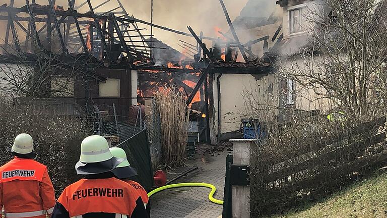 Eine Scheune brannte am Freitag in Karbach in der Gemeinde Rauhenebrach bis auf die Grundmauern nieder. Über 130 Einsatzkräfte waren beteiligt.