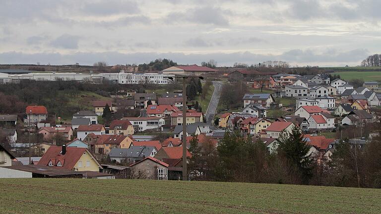 Blick von Süden her: Eingebettet in das Aurachtal liegt der fast 900 Einwohner zählenden Ort Kirchaich, der ab Silvester seinen 1000. Geburtstag feiert.