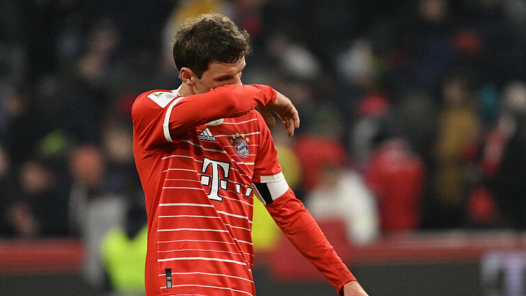 Bayern München - Eintracht Frankfurt       -  Der FC Bayern des Jahres 2023 wartet immer noch auf seinen ersten Sieg – auch wenn Thomas Müller mittlerweile wieder in der Startelf stand und bei 1:1 gegen Frankfurt ein Tor vorbereitete.