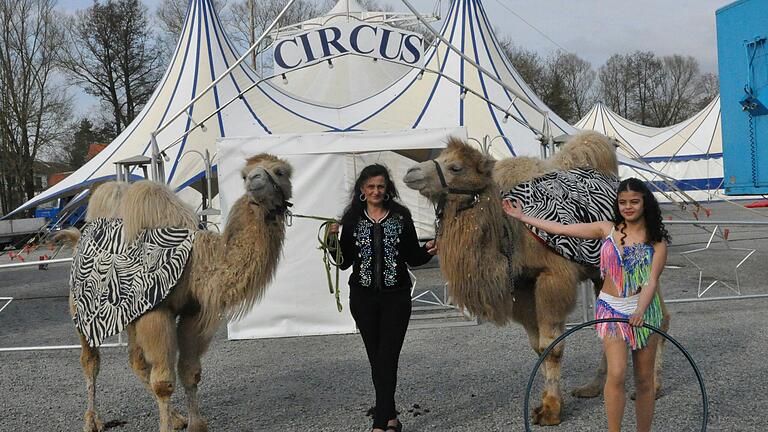 Der Circus Karl Buch mit seiner Chefin Patricia Lauenburger (Bildmitte) gastiert bis Sonntag auf der Mellrichstädter Streuwiese. Der Circus Karl Buch mit seiner Chefin Patricia Lauenburger (Bildmitte) gastiert bis Sonntag auf der Mellrichstädter Streuwiese.