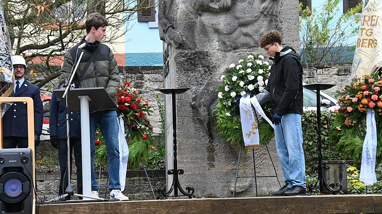 Andre Reimann u nd Noah Mensing (von links), beide Schüler der Mittelschule Höchberg, bei der Kranzniederlegung am Volkstrauertag in Höchberg am Kriegerdenkmal.