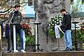 Andre Reimann u nd Noah Mensing (von links), beide Schüler der Mittelschule Höchberg, bei der Kranzniederlegung am Volkstrauertag in Höchberg am Kriegerdenkmal.