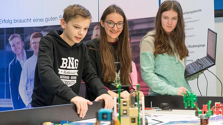 Schafft es der Roboter, möglichst viele der 14 Aufgaben im Robot Game selbstständig zu lösen? Gespannt verfolgen Luca, Benja und Mirja (von links) vom Balthasar-Neumann-Gymnasium Marktheidenfeld das Geschehen. Schafft es der Roboter, möglichst viele der 14 Aufgaben im Robot Game selbstständig zu lösen? Gespannt verfolgen Luca, Benja und Mirja (von links) vom Balthasar-Neumann-Gymnasium Marktheidenfeld das Geschehen.