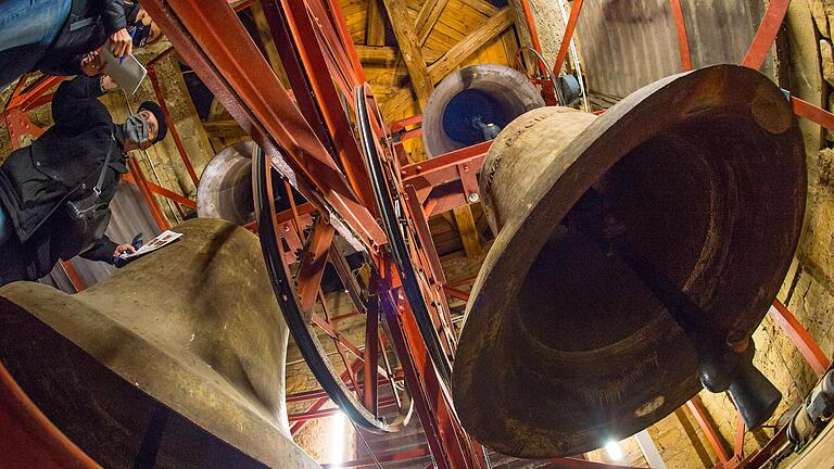 Paul Jonas, der Schwanfelder Glockenbeauftragte, erklärt im Kirchturm wie der Glockenschlag der Kirchturmuhr funktioniert.