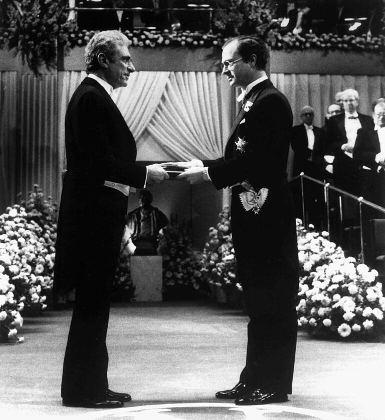 Aus den Händen von Schwedens König Carl Gustav erhielt Jack Steinberger 1988 seinen Nobelpreis.