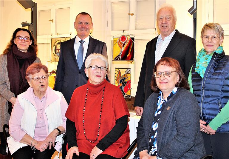 Freude über vielfältige Stadtansichten im Franck-Haus (vorne von links): VHS-Dozentinnen Ursula Müller, Frauke Grauer und Valentina Harth, (hinten von links) VHS-Leiterin Sabine Banuelos, Bürgermeister Thomas Stamm, Altbürgermeister Dr. Leonhard Scherg und Andrea Hamberger vom Förderverein der VHS.