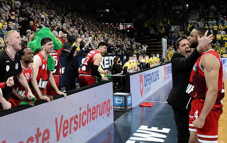Nach dem Erfolg in Oldenburg packte sich Trainer Sasa Filipovski Cameron Hunt, der soeben mit einer starken Defensiv-Aktion den Sieg über die Zeit gerettet hatte. Nach dem Erfolg in Oldenburg packte sich Trainer Sasa Filipovski Cameron Hunt, der soeben mit einer starken Defensiv-Aktion den Sieg über die Zeit gerettet hatte.