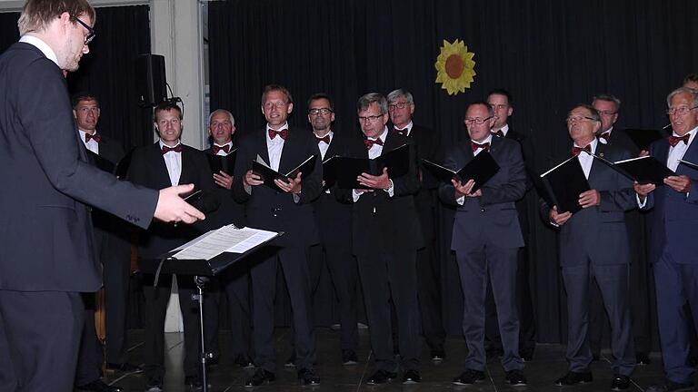 Der Gesangverein 1862 Thüngersheim veranstaltet wieder seine „Mittsommer-Serenade“ am Sonntag, 25. Juni, in der Aula des Johann-Schöner-Gymnasiums in Karlstadt. Im Bild der Männerchor. Der Gesangverein 1862 Thüngersheim veranstaltet wieder seine „Mittsommer-Serenade“ am Sonntag, 25. Juni, in der Aula des Johann-Schöner-Gymnasiums in Karlstadt. Im Bild der Männerchor.