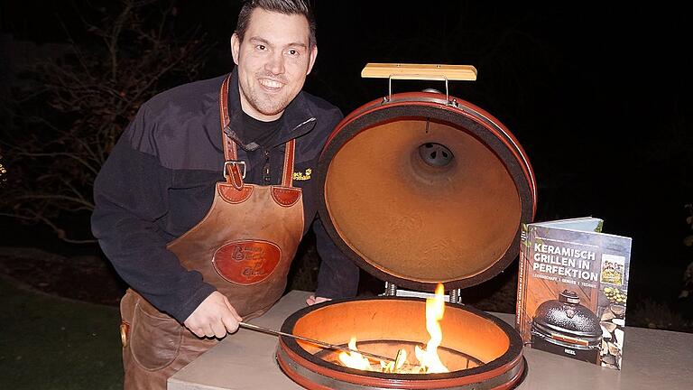 Fabian Beck am keramischen Grill und mit seinem ersten Kochbuch über „Keramisch Grillen in Perfektion“. Fabian Beck am keramischen Grill und mit seinem ersten Kochbuch über „Keramisch Grillen in Perfektion“.