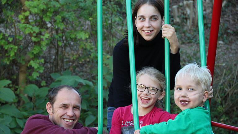 René, seine Mutter Silvia Wolf, seine Schwester Pia und Vater Rainer Kippes aus Fuchsstadt hoffen auf ein neues Herz.Steffen Standke - René, seine Mutter Silvia Wolf, seine Schwester Pia und Vater Rainer Kippes aus Fuchsstadt hoffen auf ein neues Herz.Steffen Standke René, seine Mutter Silvia Wolf, seine Schwester Pia und Vater Rainer Kippes aus Fuchsstadt hoffen auf ein neues Herz.Steffen Standke - René, seine Mutter Silvia Wolf, seine Schwester Pia und Vater Rainer Kippes aus Fuchsstadt hoffen auf ein neues Herz.Steffen Standke