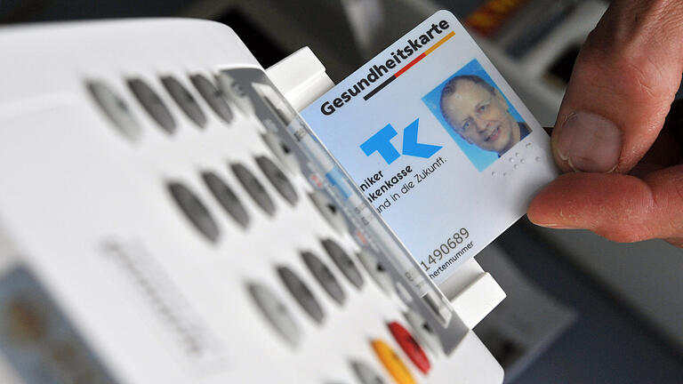 Die erste Generation der elektronischen Gesundheitskarte (Foto) ist abgelöst. Die neuen Karten erlauben in Verbindung mit einem neuen Netzwerkgerät, dem sogenannten Konnektor, die Überprüfung der Versichertendaten in Echtzeit. In Zukunft soll damit noch mehr digitale Kommunikation möglich sein. Die erste Generation der elektronischen Gesundheitskarte (Foto) ist abgelöst. Die neuen Karten erlauben in Verbindung mit einem neuen Netzwerkgerät, dem sogenannten Konnektor, die Überprüfung der Versichertendaten in Echtzeit. In Zukunft soll damit noch mehr digitale Kommunikation möglich sein.