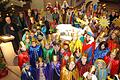 Mit Pfarrer Manfred Endres versammelten sich die Sternsinger aus den Pfarreiengemeinschaften der Seelsorgeeinheit um den Kreuzberg zur Aussendung um den Altar.
