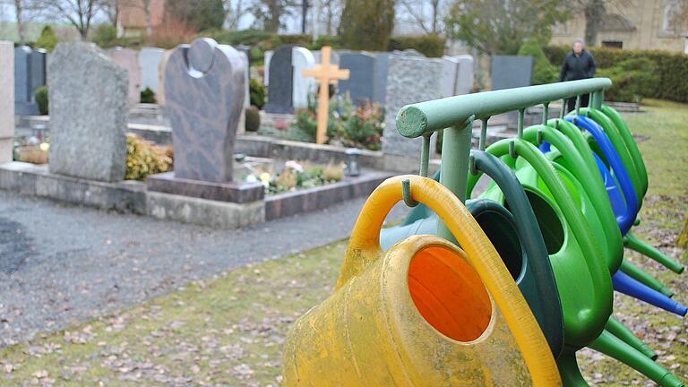Außer den anonymen Bestattungen soll es zukünftig auch ein Urnenfeld mit Gedenktafeln auf dem Saaler Friedhof geben. Außer den anonymen Bestattungen soll es zukünftig auch ein Urnenfeld mit Gedenktafeln auf dem Saaler Friedhof geben.