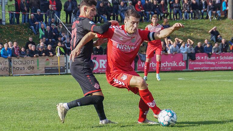 Ben Müller (rechts) ist Spielführer, zurzeit in der Rolle des Innenverteidigers und will mit dem TSV Aubstadt gegen seinen Heimatverein SpVgg Ansbach daheim ungeschlagen bleiben. Ben Müller (rechts) ist Spielführer, zurzeit in der Rolle des Innenverteidigers und will mit dem TSV Aubstadt gegen seinen Heimatverein SpVgg Ansbach daheim ungeschlagen bleiben.