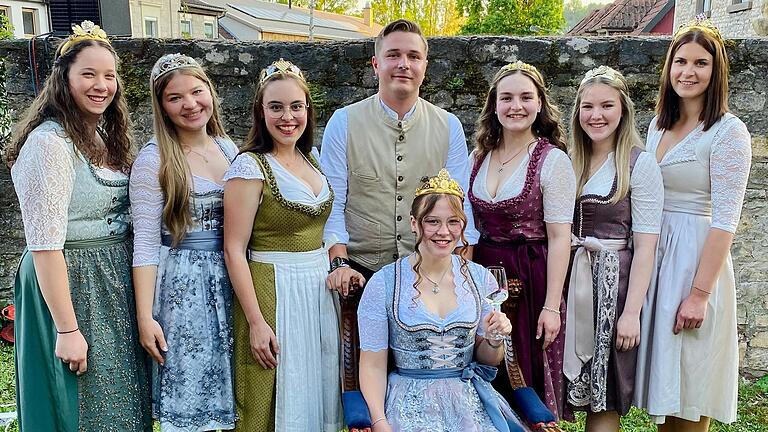 Unser Bild zeigt die Kleinochsenfurter Weinprinzessin Ronja I. (sitzend) im Kreise der anwesenden Weinprinzessinnen und Weinprinzen, sowie der Ochsenfurter Zuckerfee. Unser Bild zeigt die Kleinochsenfurter Weinprinzessin Ronja I. (sitzend) im Kreise der anwesenden Weinprinzessinnen und Weinprinzen, sowie der Ochsenfurter Zuckerfee.