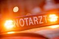 Illustration - Notarzt       -  Am Hagener Hauptbahnhof hat sich eine 25-Jährige bei einem Unfall am Bahnsteig schwer verletzt. (Symbolbild)