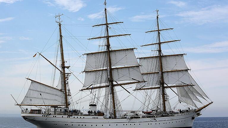 Hanse Sail Rostock - Wolz Nautic aus Acholshausen liefert das neue Teakdeck für das Segelschulschiff der Deutschen Marine, die Gorch Fock II. Hanse Sail Rostock - Wolz Nautic aus Acholshausen liefert das neue Teakdeck für das Segelschulschiff der Deutschen Marine, die Gorch Fock II.