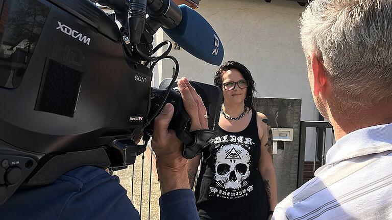 Großer Medienrummel: Lena Voll hat der Polizei den entscheidenden Hinweis auf den Autokratzer gegeben. Seitdem steht bei der jungen Schweinfurterin das Telefon nicht mehr still. Radio, Fernsehen und andere Medien wollen Interviews. Großer Medienrummel: Lena Voll hat der Polizei den entscheidenden Hinweis auf den Autokratzer gegeben. Seitdem steht bei der jungen Schweinfurterin das Telefon nicht mehr still. Radio, Fernsehen und andere Medien wollen Interviews.
