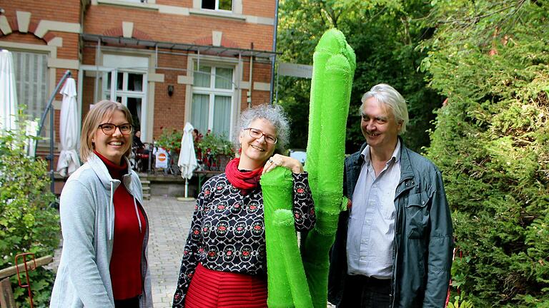 Der immergrüne Kaktus als Talisman: Von links Verwaltungsleiterin Carmen Streit, Theaterleiterin Anne Maar und Dramaturg Sebastian Worch.       -  Der immergrüne Kaktus als Talisman: Von links Verwaltungsleiterin Carmen Streit, Theaterleiterin Anne Maar und Dramaturg Sebastian Worch.