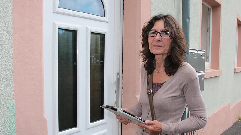 Mehrere Wochen lang war Ellen Manke-Tumpach im Landkreis Bad Kissingen unterwegs, um Daten für den Zensus 2022 zu sammeln. Ihre Erfahrungen mit den Menschen waren überwiegend positiv. - Mehrere Wochen lang war Ellen Manke-Tumpach im Landkreis Bad Kissingen unterwegs, um Daten für den Zensus 2022 zu sammeln. Ihre Erfahrungen mit den Menschen waren überwiegend positiv. Mehrere Wochen lang war Ellen Manke-Tumpach im Landkreis Bad Kissingen unterwegs, um Daten für den Zensus 2022 zu sammeln. Ihre Erfahrungen mit den Menschen waren überwiegend positiv. - Mehrere Wochen lang war Ellen Manke-Tumpach im Landkreis Bad Kissingen unterwegs, um Daten für den Zensus 2022 zu sammeln. Ihre Erfahrungen mit den Menschen waren überwiegend positiv.