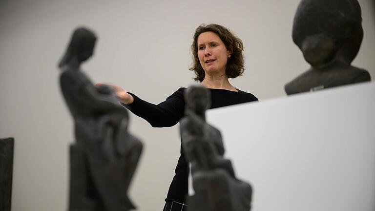 Henrike Holsing hat für knapp 40 Arbeiten aus dem umfangreichen Nachlass der Bildhauerin Emy Roeder eine Landschaft aus weißen Podesten entworfen. Henrike Holsing hat für knapp 40 Arbeiten aus dem umfangreichen Nachlass der Bildhauerin Emy Roeder eine Landschaft aus weißen Podesten entworfen.