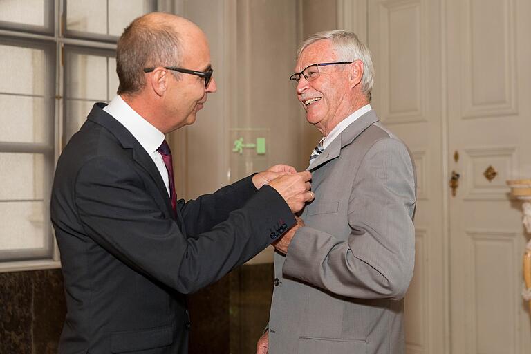 Hartmut Bräuer (rechts) wurde mehrfach für sein kommunalpolitisches Engagement geehrt. Hier verleiht ihm 2019 Regierungsvizepräsident Jochen Lange das Bundesverdienstkreuz.