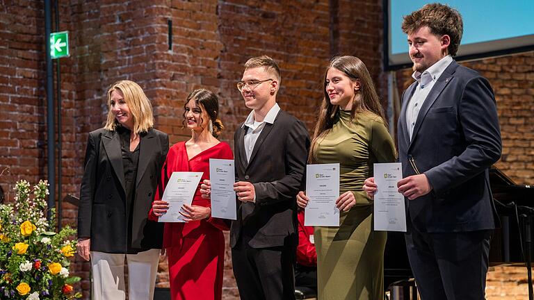 Zusammen mit weiteren Stipendiaten. Zusammen mit weiteren Stipendiaten.
