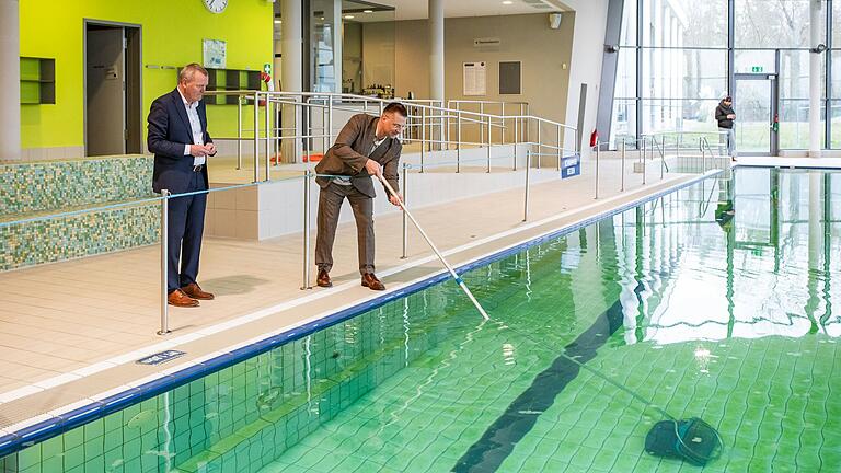 Jörg Suchanka (rechts) fischt eine 'Schleimalge' vom Boden des Schwimmerbeckens. Jörg Suchanka (rechts) fischt eine 'Schleimalge' vom Boden des Schwimmerbeckens. 